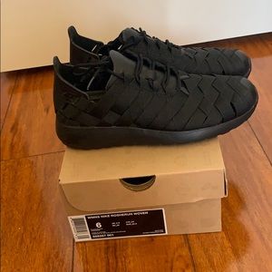 NWT Nike Rosherun Woven Size 6